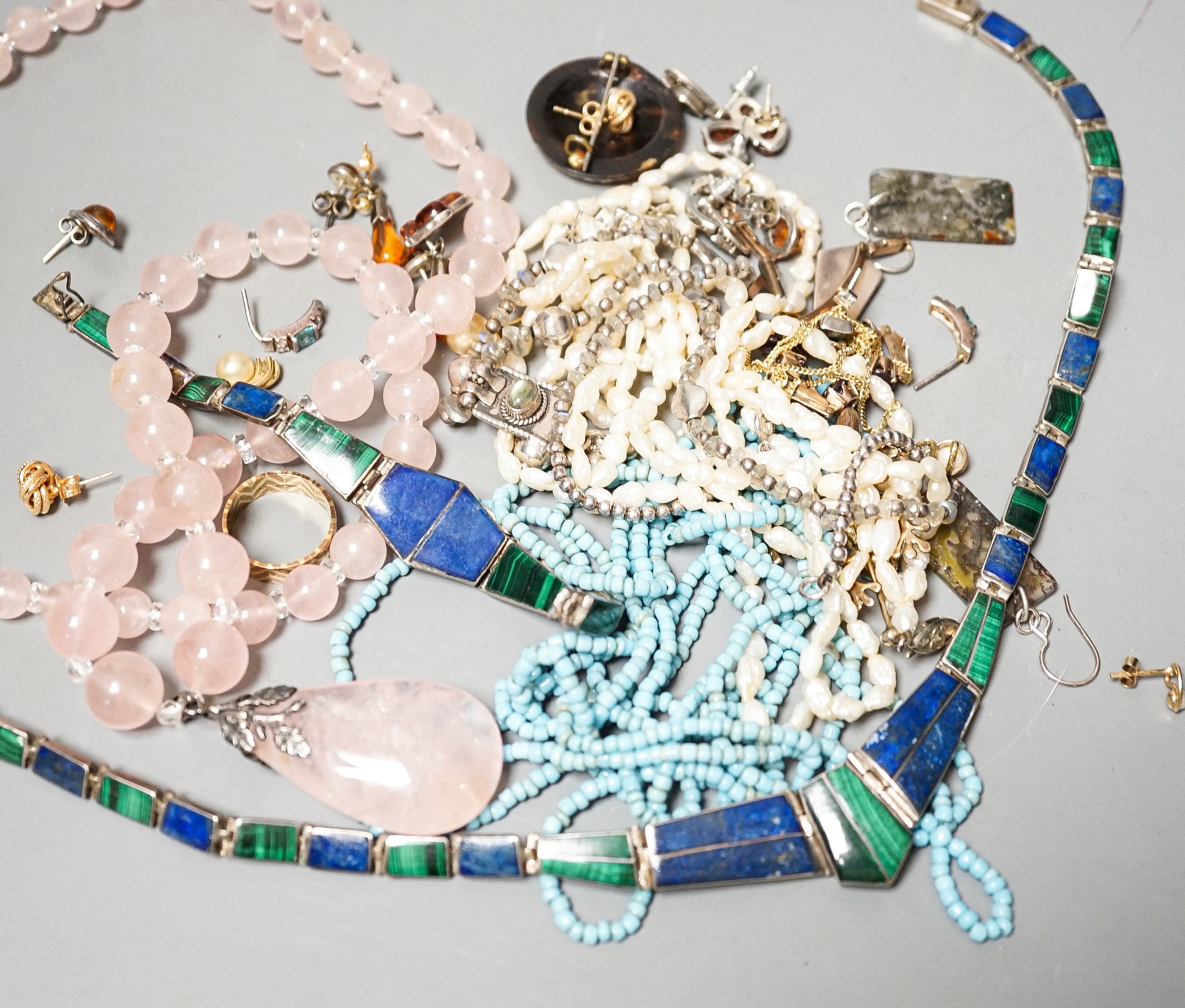 A mixed quantity of jewellery including 9ct gold band, 4 grams, a rose quartz necklace, a white metal, malachite and lapis lazuli necklace and bracelet, a 925 and gem set necklace, assorted ear studs including 9ct knot,